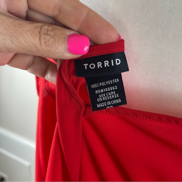 Torrid Georgette Cold Shoulder Top. SZ:00. Red. - Picture 8 of 12